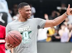 雄鹿鏖战巴西男篮,威斯布鲁克惊艳世界 雄鹿鏖战巴西男篮,威斯布鲁克惊艳世界