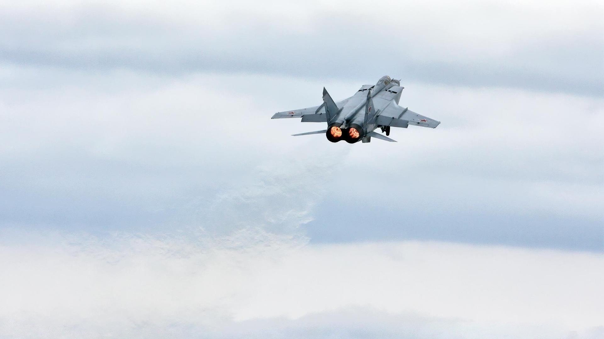 当雄鹿逆转吉林队，塔图姆一球惊艳四座，东西方篮球灵魂在此刻相融