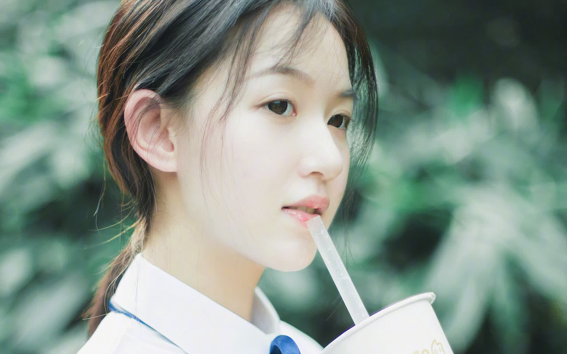 基多雄鹰啄碎东欧铁骑,厄瓜多尔用钢铁纪律,在莱万的阴影下抢走三分